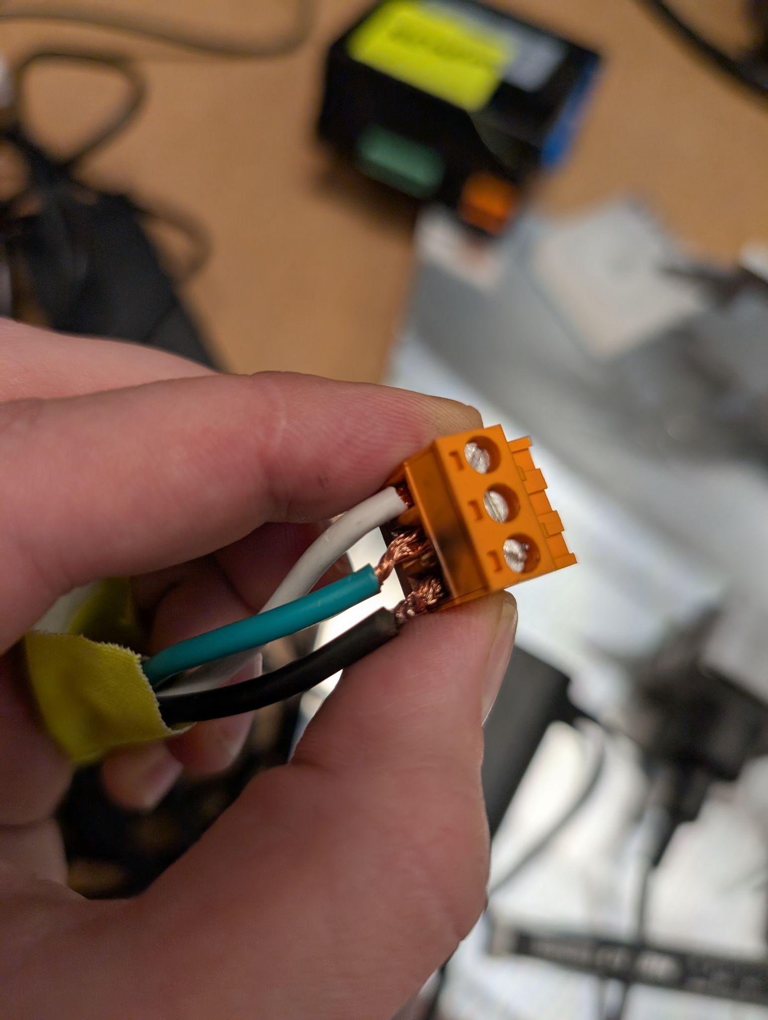 Poor wiring connection without ferrules using oversized wire gauge